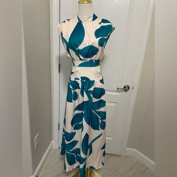 Elegant Green Leaf Print Dress - Picture 2 of 8